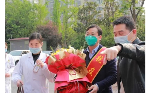 曾普華醫(yī)生抗疫歸來14天后走出隔離區(qū)：先來看看我的病人們！