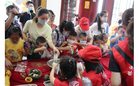 20余名小記者齊聚漢方神農(nóng)中醫(yī)館，探秘端午民俗里的中醫(yī)藥文化！