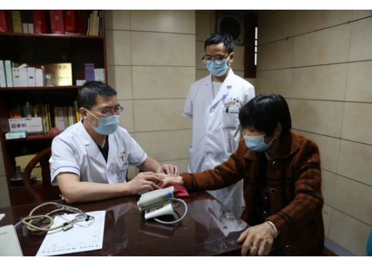 曹文新：精研數(shù)寸銀針弘仁術(shù)，擅用一雙巧手濟(jì)蒼生！